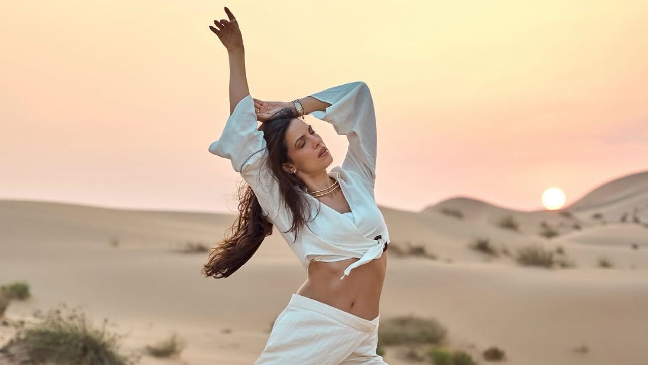 नताशाने पांढऱ्या ड्रेसमध्ये विविध पोझ देतानाचे फोटो शेअर केले आहेत. व्हायरल झालेल्या फोटोंमध्ये तिची सुंदर आणि आकर्षित दिसत आहे. चाहते प्रत्येक फोटोवर कंमेंट करून प्रतिक्रिया देत आहेत. 