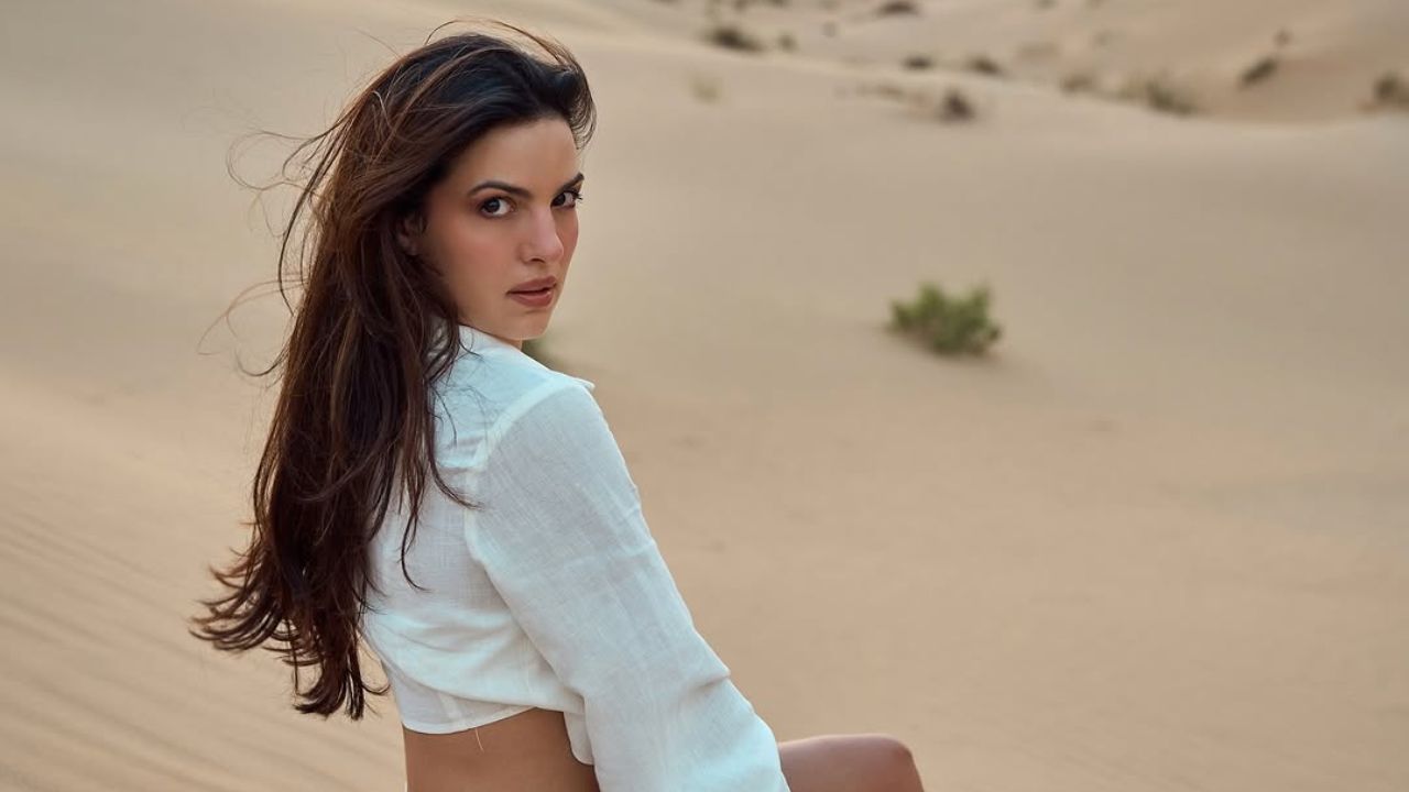 नताशा स्टॅन्कोविक सोशल मीडियावर तिच्या आकर्षक फोटोंमुळे नियमितपणे चर्चेत असते. तिची स्टाईल आणि फॅशन सेन्स नेटिझन्सना खूप आवडते, जिची एक झलक पाहण्यासाठी चाहते उत्सुक असतात.