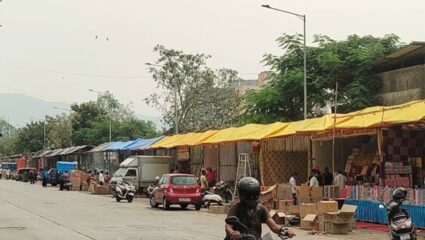 Navi Mumabai : फुटपाथवर फटाक्यांची विक्री; नागरिकांच्या सुरक्षेवर गंभीर प्रश्नचिन्ह! पालिका प्रशासन मूग गिळून गप्प