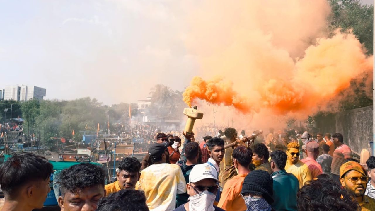 Navi Mumbai : दिवाळीतील बहिरीनाथच्या उत्सवात रंगला फटाक्यांचा उत्सव ; आगळ्या वेगळ्या आतिषबाजीची सोशल मीडियावर चर्चा Navi Mumbai : दिवाळीतील बहिरीनाथच्या उत्सवात रंगला फटाक्यांचा उत्सव ; आगळ्या वेगळ्या आतिषबाजीची सोशल मीडियावर चर्चा