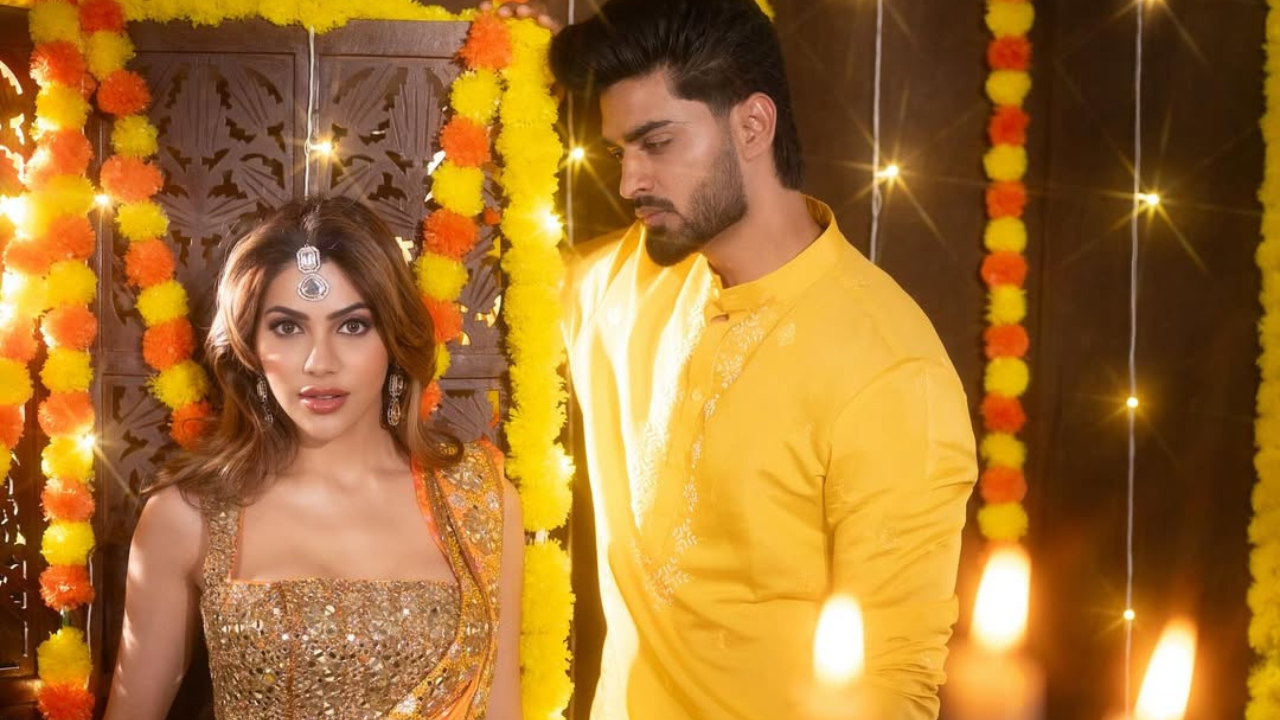 दोघांनीही पिवळ्या रंगाच्या कपड्यात Twinning केले असून Couple Goal सेट केले आहेत. निक्कीने डिझाईनर साडी नेसली असून अरबाजने पिवळा कुरता घातला आहे
