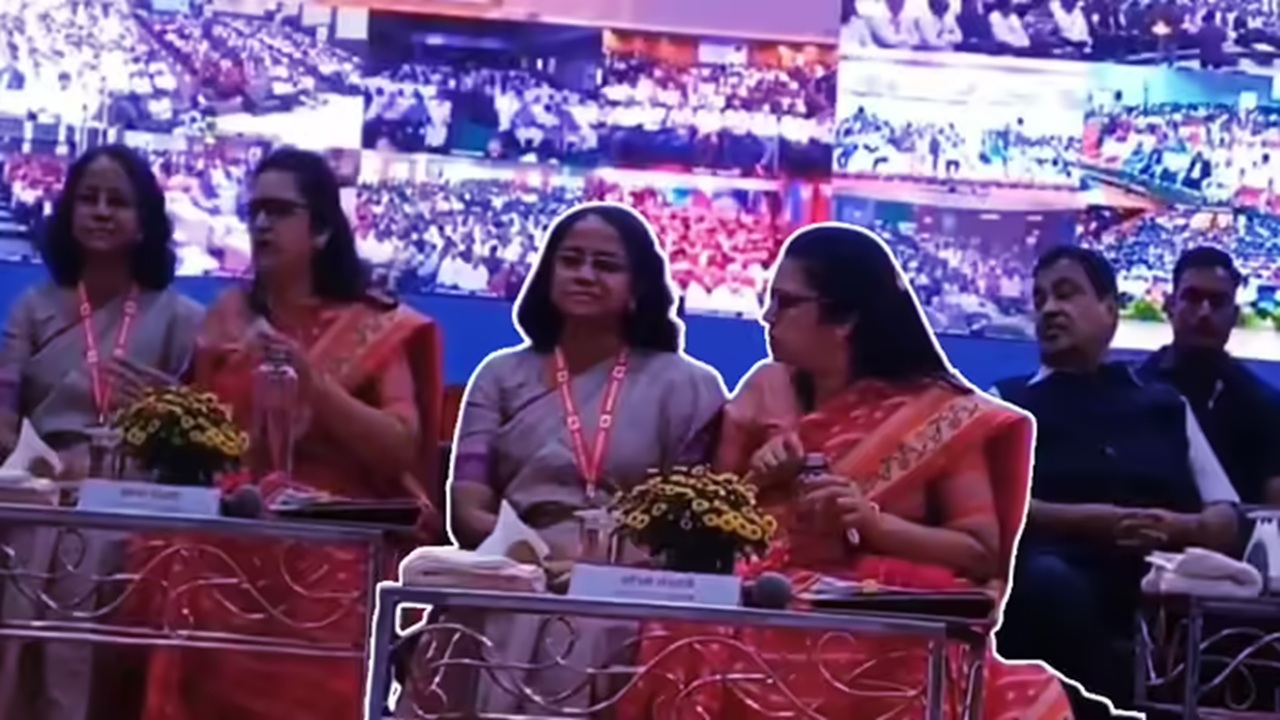 1 खुर्ची, 2 महिला अधिकारी…! गडकरींसमोरच दोन महिला अधिकाऱ्यांमध्ये जुंपली; एकीने दुसरीच्या अंगावर ओतलं पाणी; Video Viral 1 खुर्ची, 2 महिला अधिकारी...! गडकरींसमोरच दोन महिला अधिकाऱ्यांमध्ये जुंपली; एकीने दुसरीच्या अंगावर ओतलं पाणी; Video Viral