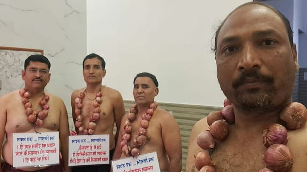 कांद्याचे दर घसरल्यामुळे सरकार विरोधात संताप; शिरूरमधील शेतकऱ्यांचे नवी दिल्लीत अर्धनग्न आंदोलन कांद्याचे दर घसरल्यामुळे सरकार विरोधात संताप; शिरूरमधील शेतकऱ्यांचे नवी दिल्लीत अर्धनग्न आंदोलन