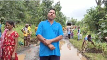 Palghar News : स्वच्छ भारत सुंदर भारत ; महात्मा गांधी जयंतीनिमित्त ग्रामस्थांनी श्रमदानातून बुजवले रस्त्यावरवरील खड्डे