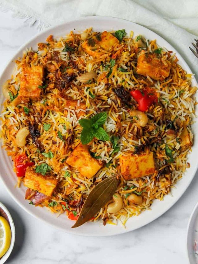 कुकरमध्ये बनवा लज्जतदार पनीर बिर्याणी