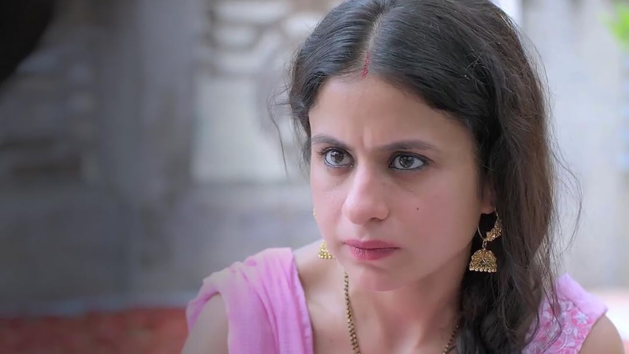 शेजारणींमध्ये रगंलेल्या गप्पागोष्टींमध्ये बनिता जाणीवपूर्वक रसिकाला तिच्या घरातील गुन्हेगारीचे रहस्य हळूवारपणे उलगडत जाते जे ऐकूण रसिका स्तब्ध होते.  आपला संसार वाचवण्यासाठी बनिताने केलेला हा प्रयत्न रसिकाच्या प्रतिक्रियेने यशस्वी झाल्याची पोचपावती मिळते. तुम्हाला ही शाॅर्ट फिल्म आजही यूट्यूबवर उपलब्ध मिळेल