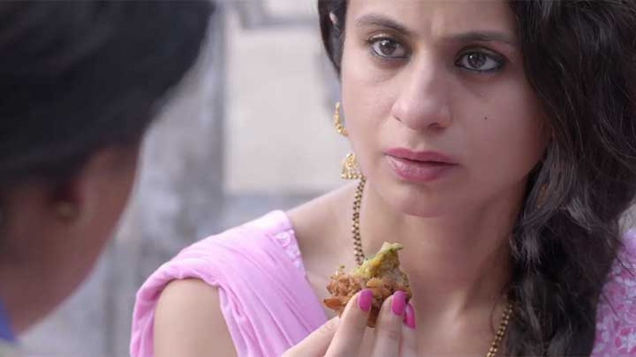 पती आणि शेजारणीमध्ये वाढत चाललेली जवळीक पाहून ती शांतपणे रसिकाला आपल्या घरी आमंत्रित करते. रसिका बनिताच्या चटणीची पार्टात फार प्रशंसा करते जे ध्यानात घेऊन बनिता तिला पकोडे आणि पुदिना चटणी सर्व्ह करते