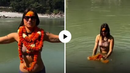 कपाळावर हळद-कुंकू, गळ्यात फुलांचा हार अन् बिकिनी घालून परदेशी महिलेने मारली गंगेत डुबकी; Video Viral