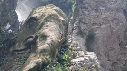 नेपाळचा एक धबधबा जिथल्या दगडांमध्ये दिसतं हत्तीच्या मुखाचं दर्शन, फार अद्भुत आहे याचं सौंदर्य