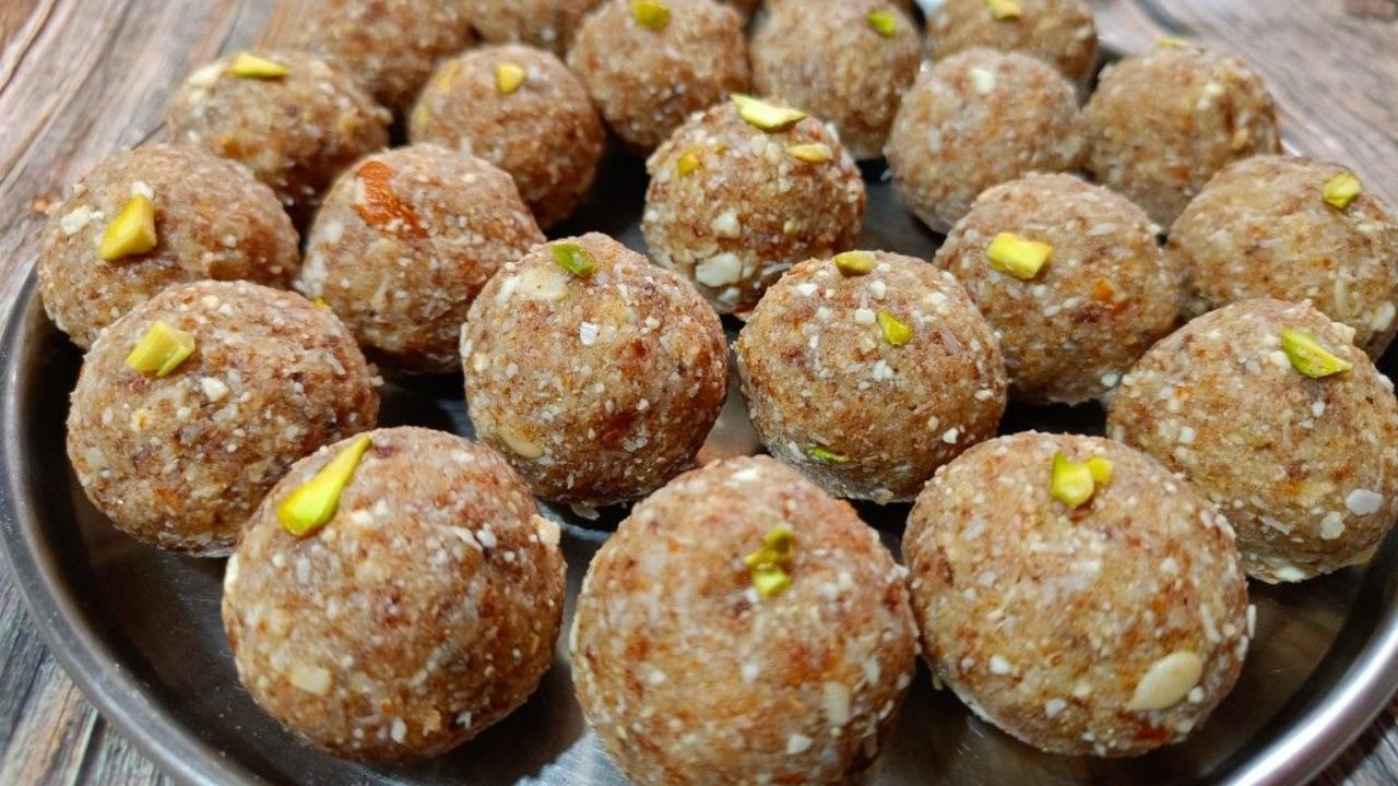 Recipe : हिवाळ्यात हा एक लाडू खाल तर संपूर्ण शरीर होईल बळकट, गुडघे, पाठ आणि सांधेदुखीपासून मिळेल आराम Recipe : हिवाळ्यात हा एक लाडू खाल तर संपूर्ण शरीर होईल बळकट, गुडघे, पाठ आणि सांधेदुखीपासून मिळेल आराम