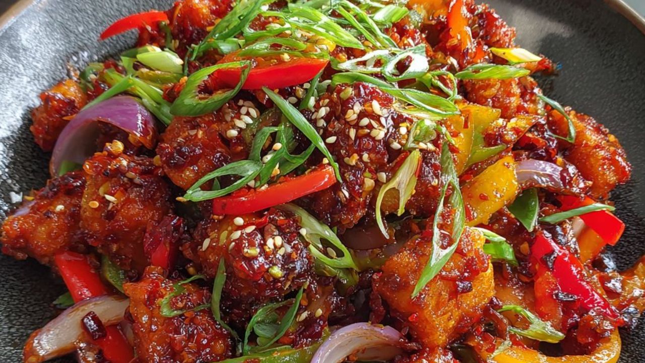 चायनीज लव्हर्स आहात? मग बाहेरून कशाला यंदा घरीच बनवा चविष्ट अशी ‘सोया चिली’