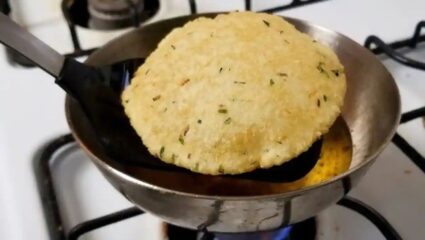 तेच तेच बोरिंग पदार्थ खाणं सोडा, नवरात्रीच्या उपवासात घरी बनवा साबुदाण्याची लुसलुशीत पुरी