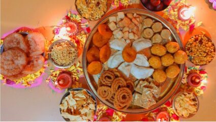 Diwali 2025 : यंदाच्या दिवाळीत घरी 5 पारंपरिक आणि गोड चवीचे मराठी पदार्थ बनवायला विसरू नका; फराळात हे नाही तर मजा नाही!