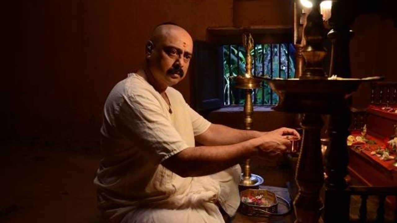 कथा हळुवारपणे उलगडत जाते, पण प्रत्येक क्षण अंतर्मुख करणारा ठरतो. रूढी परंपरांमध्ये आनंदाची झालेली राखरांगोळी आणि विधवेचे संघर्षमय जीवन यात बारकाईने अधोरेखित करण्यात आलं आहे. 
