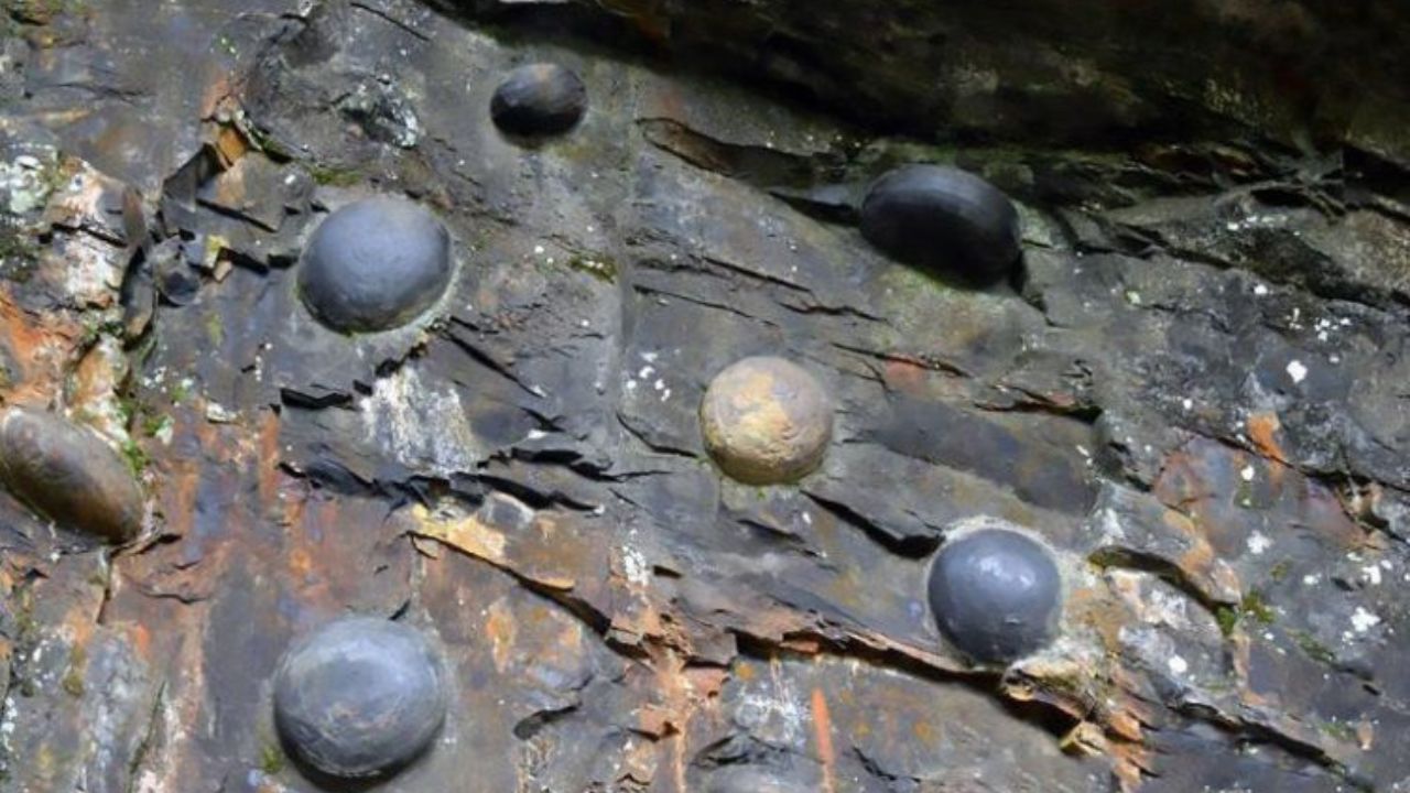 जर तुम्ही इथल्या खडकांमध्ये बारकाईने पाहिलं तर तुम्हाला यात लहान अंडाकृती आकाराचे दगड दिसून येतील, जे हळूहळू बाहेर पडतात. त्यांना पाहून असं वाटतं की जणू खडक त्या छोट्या दगडांना जन्म देत आहेत