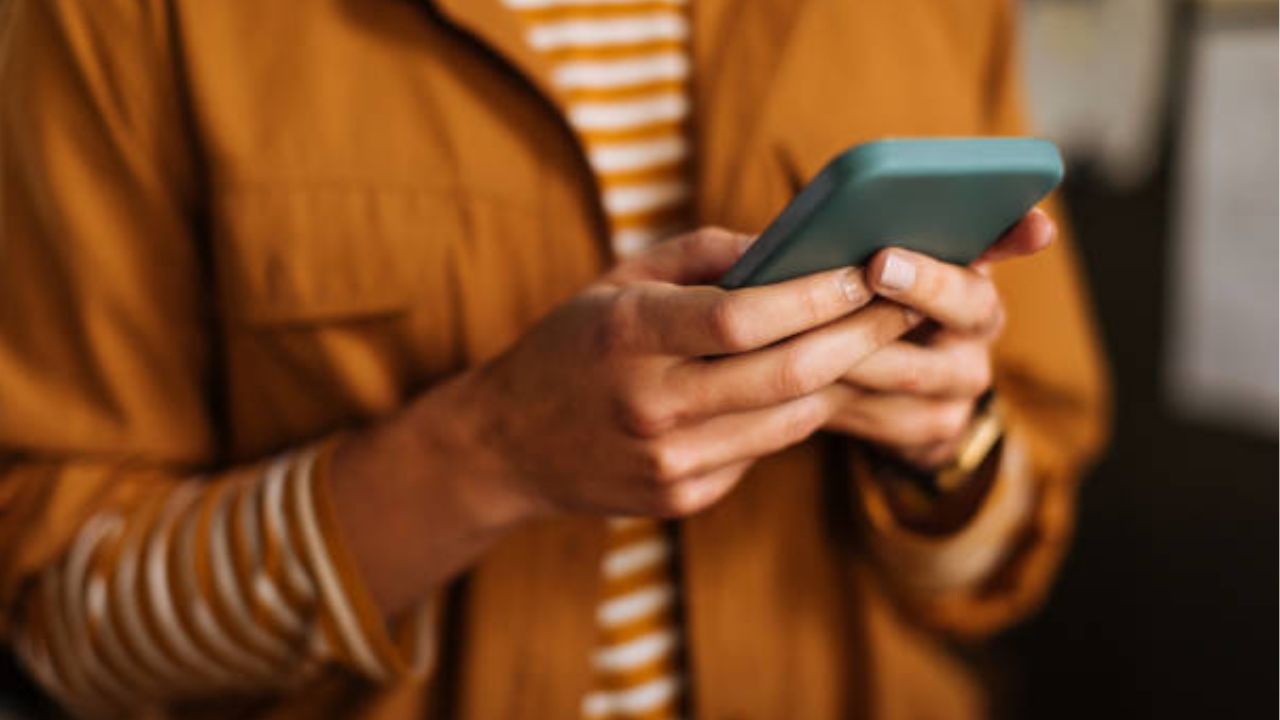 इतर देशांमध्ये फोन नंबरची लांबी वेगळी असू शकते – काही ठिकाणी 7, 8 किंवा 11 अंकी नंबर असतात. मात्र भारताच्या लोकसंख्येनुसार 10 अंकी प्रणाली सर्वात उपयुक्त आणि व्यवहार्य ठरते.
