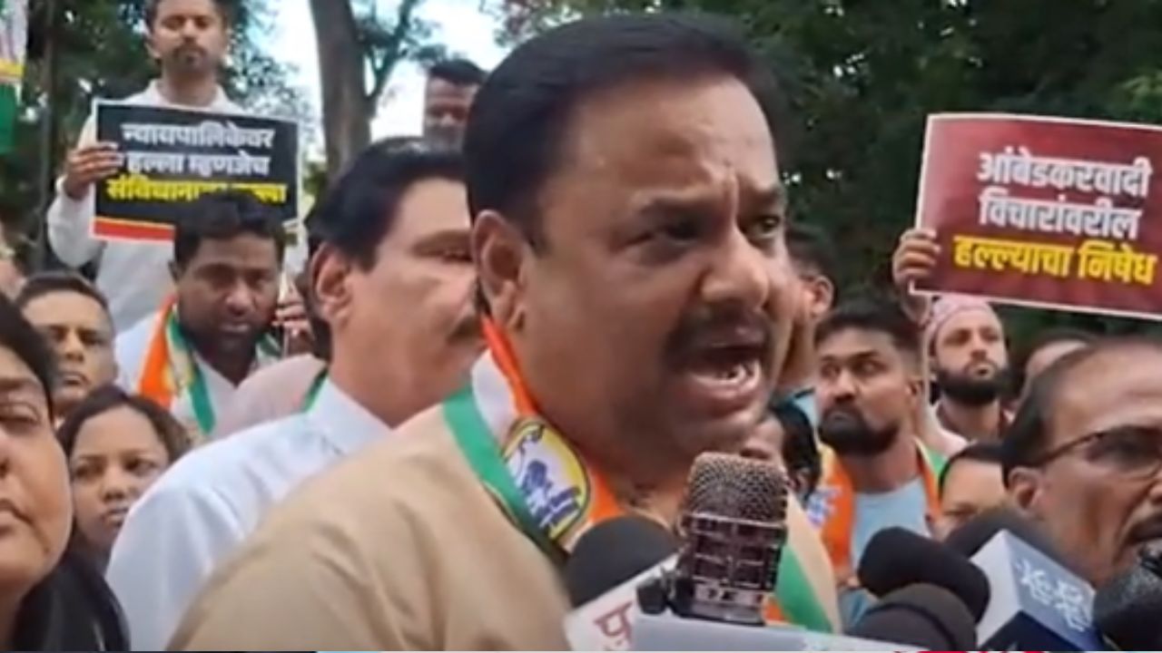 Prashant Jagtap Protests At Balgandharva Chowk By Ncp Sharad Pawar Group To Protest The Incident