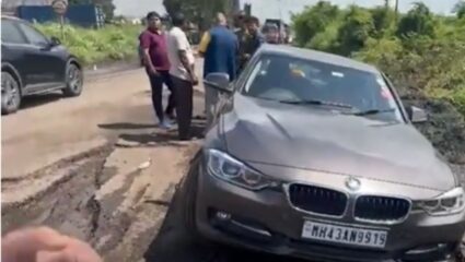 Raigad: खड्ड्यात अडकली BMW , मनसे झाली आक्रमक! रायगड मुख्यालयाच्या रस्त्याची दयनीय अवस्था उघड