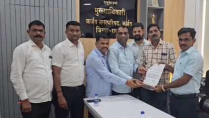 Karjat News : कर माफीच्या अभय योजनेत मुदतवाढ करा ; शिवसेनेकडून मुख्याधिकाऱ्यांना निवेदन