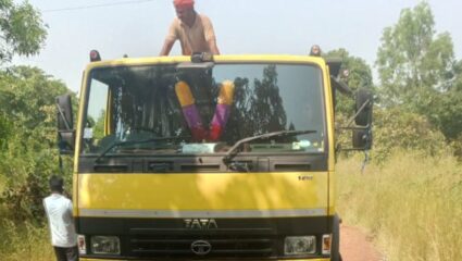 Ratnagiri Crime : ग्रामस्थांनी केला वाळूमाफियांचा पर्दाफाश; बेकायदा डंपरवर पोलिसांची कारवाई