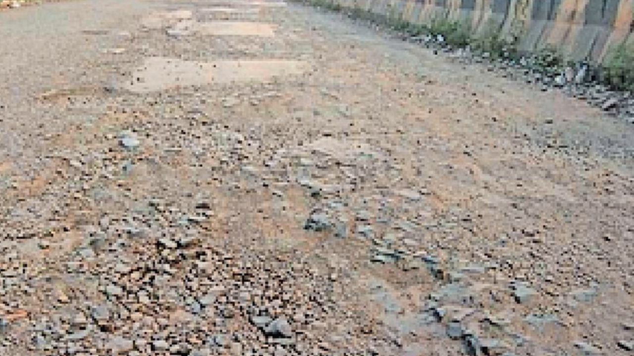 Ratnagiri News : रस्त्याची दुरावस्था संपता संपेना; मांडवे ते साकूर फाटा रस्त्याची दयनीय अवस्था Ratnagiri News : रस्त्याची दुरावस्था संपता संपेना; मांडवे ते साकूर फाटा रस्त्याची दयनीय अवस्था
