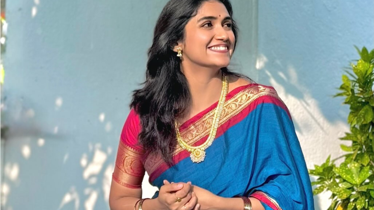 गळ्यात साधासा मोत्याचा नेकलेस आणि त्याला साजेसे कानातले रिंकून घातले आहेत आणि आपल्या हास्याने या लुकला चारचाँद लावले आहेत