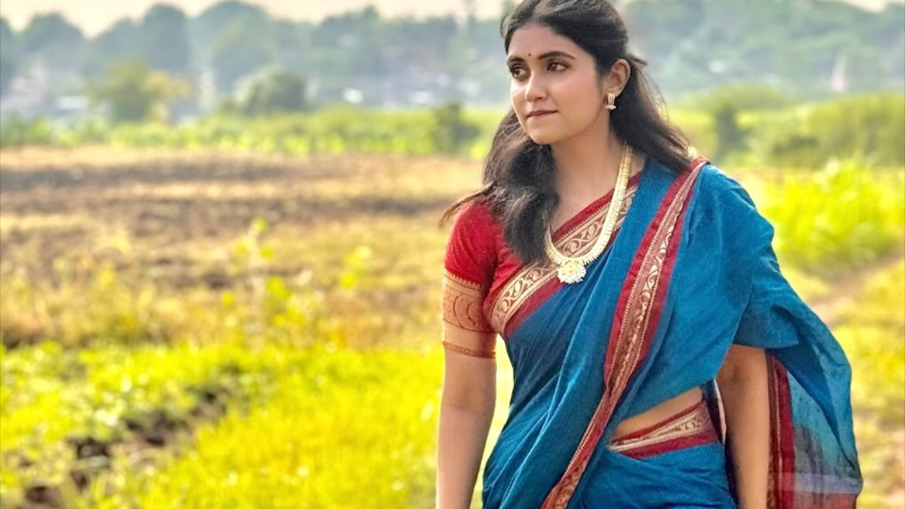 अगदी सामान्य घरातील मुलींना आपालीशी वाटेल अशी हेअरस्टाईल करत रिंकूने शेतात फोटोशूट केले आहे आणि तिचा हा लुक कमालीचा सुंदर दिसतोय 