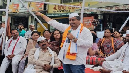 शेतकऱ्यांच्या कर्जमाफीसाठी रोहित पवार आक्रमक; देहूत तुकाराम महाराजांच्या मंदिरासमोर उपोषण सुरु