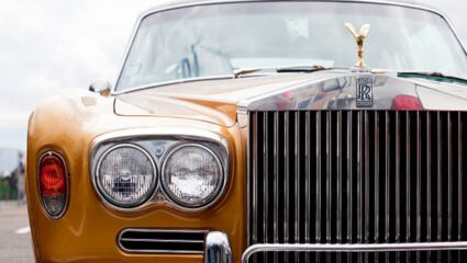 श्रीमंतांनाही घाम फोडणारी Rolls-Royce इतकी महाग का? एकच कार बनवायला लागतात ‘इतके’ दिवस!