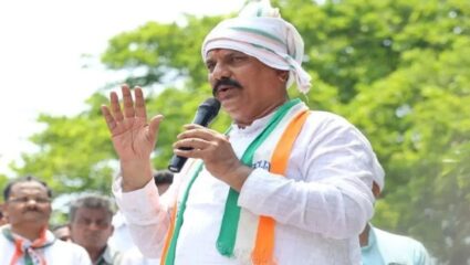 सरकारने जाहीर केलेली मदत अत्यंत तुटपुंजी, शेतकऱ्यांच्या जखमेवर मीठ चोळले; काँग्रेसची टीका