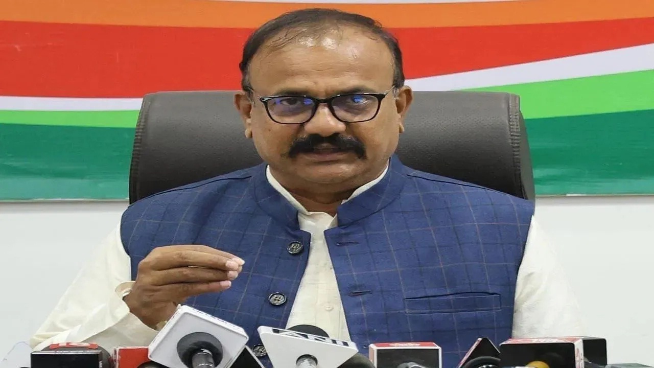 मित्रपक्षांना संपवण्याचा भाजपाचा डाव, शिंदेंची दिल्लीवारी पक्ष वाचवण्यासाठी; हर्षवर्धन सपकाळांचा हल्लाबोल मित्रपक्षांना संपवण्याचा भाजपाचा डाव, शिंदेंची दिल्लीवारी पक्ष वाचवण्यासाठी; हर्षवर्धन सपकाळांचा हल्लाबोल