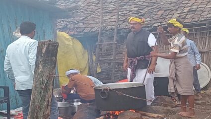 स्वतः जेवण बनवले, आदिवासींसोबतच मुक्काम; सपकाळांनी साजरी केली अनोखी दिवाळी