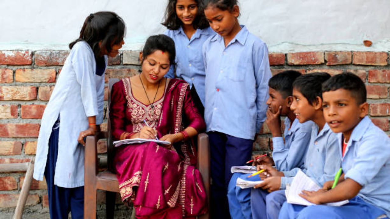 School Closed: नोव्हेंबरमध्ये किती दिवस राहणार शाळा बंद? वाचा पूर्ण यादी नोव्हेंबरमध्ये शाळांना किती दिवस असणार सुट्टी (फोटो सौजन्य - iStock)