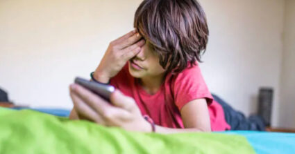 डिजीटल स्क्रिनमुळे होतो डोळ्यांच्या आरोग्यावर दुष्परिणाम, गंभीर परिणाम नक्की कसे होतात