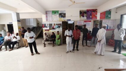 रुग्ण बेडवर अन् डॉक्टर सुट्टीवर; मांडवगण फराटा आरोग्य केंद्रातील संतापजनक प्रकार