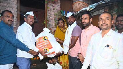 Shivsena News : दसरा मेळाव्यापूर्वी शिवसैनिकांनी पूरग्रस्त शेतकऱ्यांच्या बांधावर जाऊन दिला मदतीचा हात