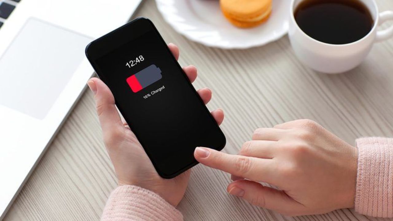 Tech Tips: स्मार्टफोनची बॅटरी हेल्थ तपासणं आता झालं आणखी सोपं! Android यूजर्स आत्ताच फॉलो करा ही स्टेप बाय स्टेप प्रोसेस Tech Tips: स्मार्टफोनची बॅटरी हेल्थ तपासणं आता झालं आणखी सोपं! Android यूजर्स आत्ताच फॉलो करा ही स्टेप बाय स्टेप प्रोसेस