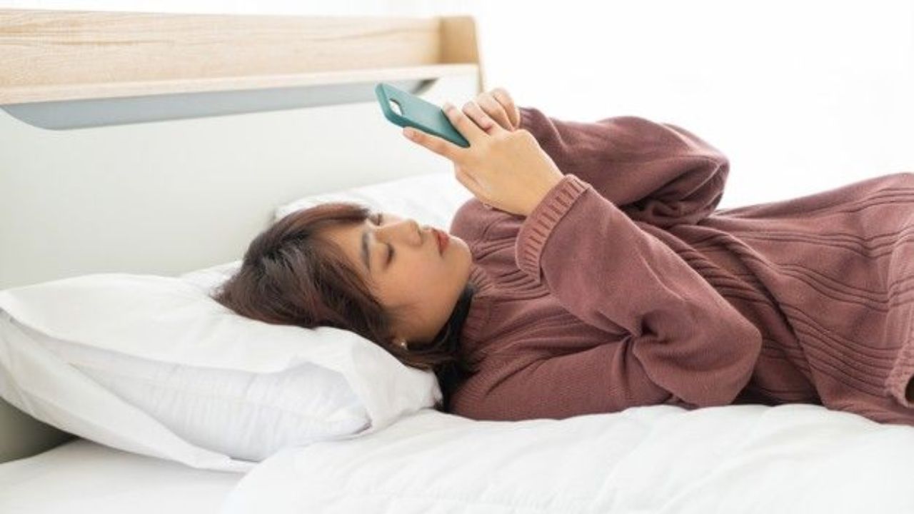 Tech Tips: तुम्हीही स्मार्टफोन जवळ ठेवून झोपता? थांबा, तुमची ही सवय आरोग्यासाठी ठरू शकते घातक