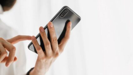 दिवाळी किंवा धनत्रयोदशीला नवीन स्मार्टफोन खरेदी करण्याचा विचार करताय? या चुकांमुळे होईल तुमचं मोठं नुकसान, करावा लागेल पश्चात्ताप!