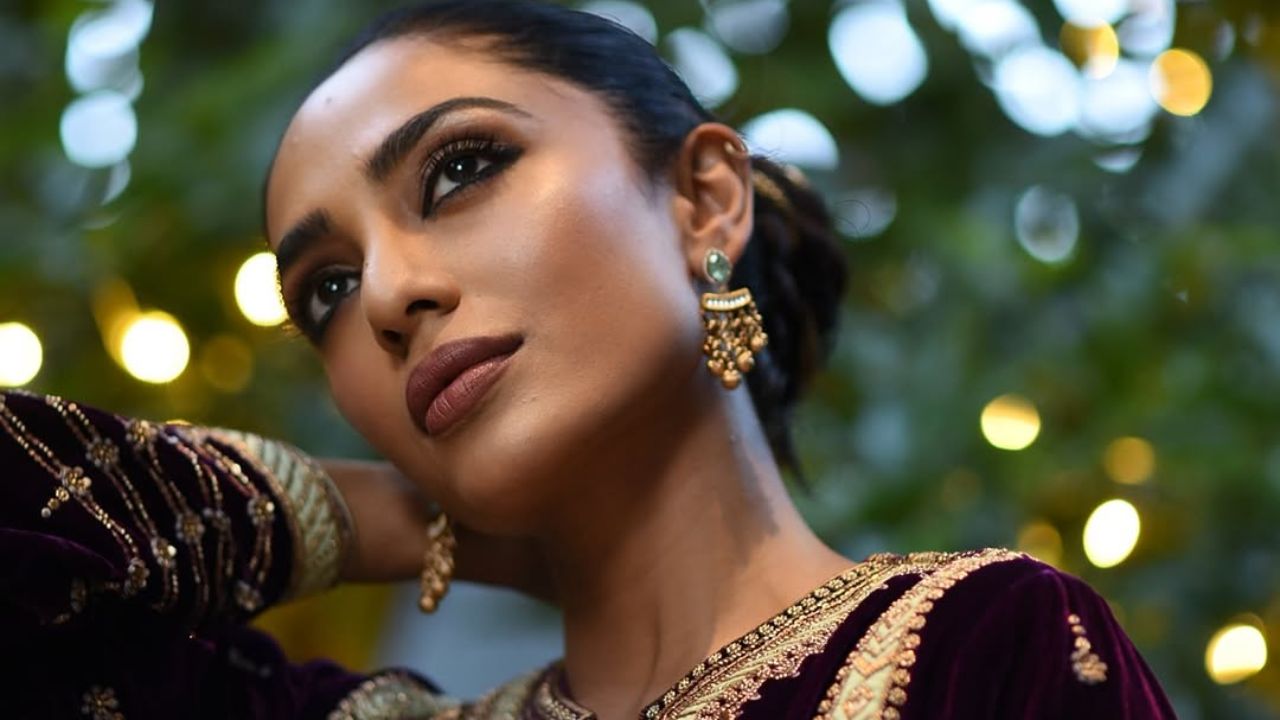 अभिनेत्रीने ड्रेसशी मॅचिंग असे कानातले घातले होते आणि तिने मेकअप देखील साधा केला होता. शोभिता या ड्रेसवर बन हेअरस्टाईल घातली होती. फोटोंमध्ये ती तिच्या हेअरस्टाईलला फ्लॉन्ट करतानाही दिसली.