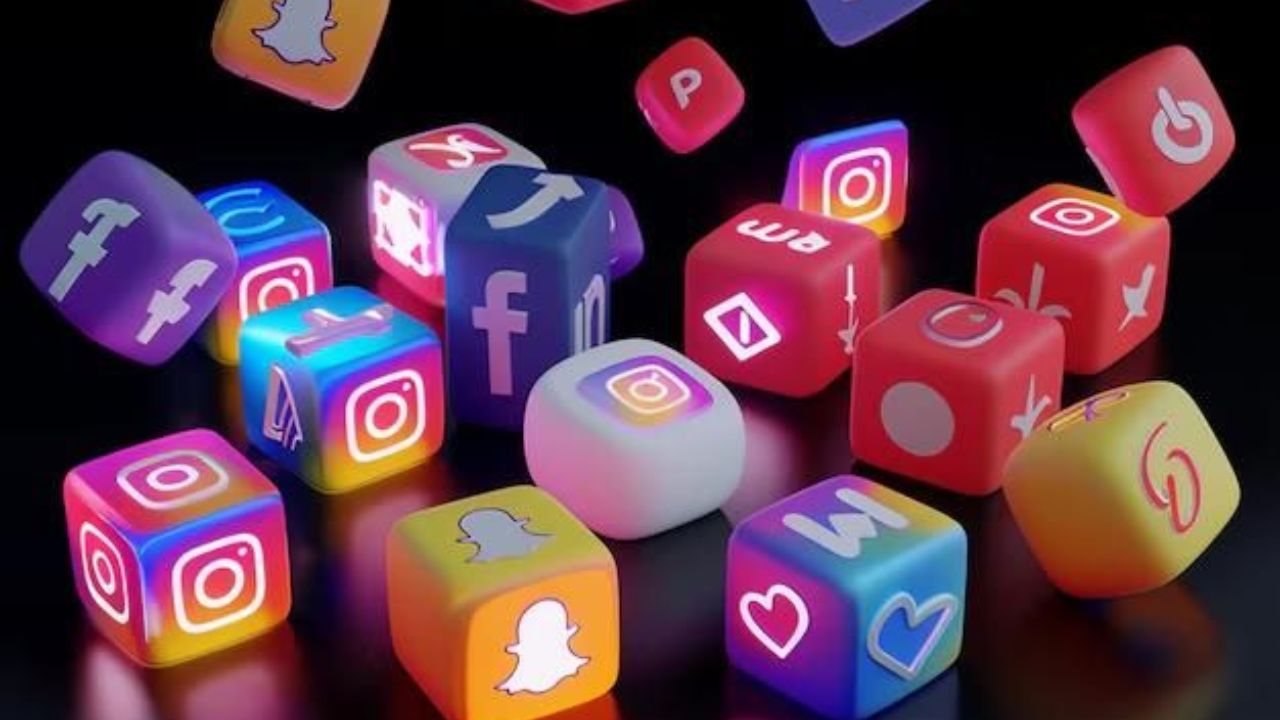 शिक्षण आणि जागरूकता वाढवण्यासाठी देखील सोशल मीडियाचा वापर केला जातो. अनेक शैक्षणिक, हेल्थ आणि अवेअरनेस कॅम्पेन सोशल मीडियावरून लोकांपर्यंत पोहोचतात.