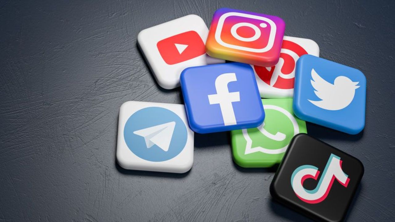 सोशल मीडियामुळे जगभरातील अंतर कमी झाले आहे. म्हणजेच तुम्ही अगदी दुसऱ्या देशातील लोकांसोबत देखील सहजपणे कनेक्ट करू शकता. तुम्ही अगदी काही क्षणातच जगाच्या कोणत्याही कोपऱ्यातील व्यक्तीशी संपर्क साधू शकता.