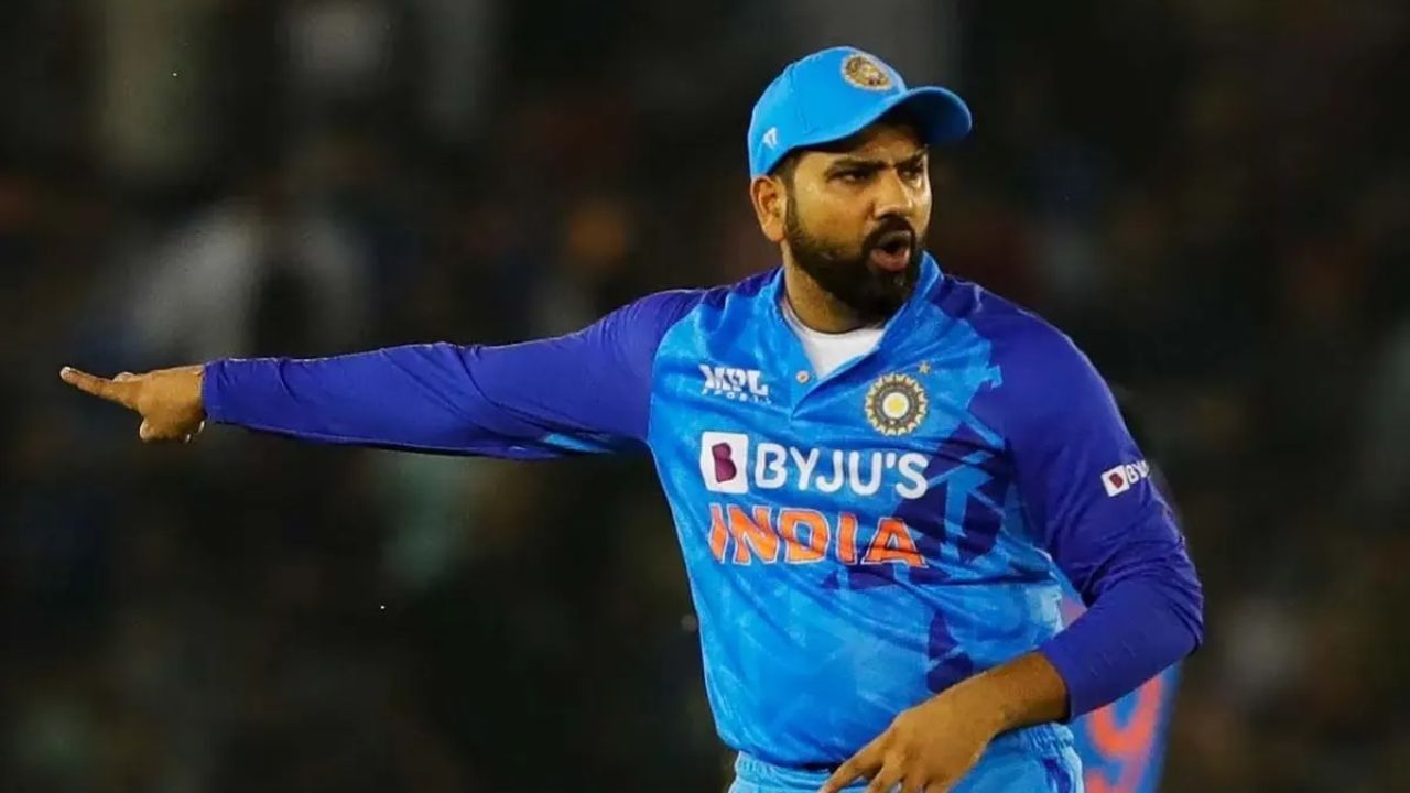 एकदिवसीय क्रिकेटमध्ये कर्णधार म्हणून रोहित शर्माची विजयाची टक्केवारी पहिल्या क्रमांकाच्या रँकिंगपेक्षा खूपच कमी होती. त्याच्या ७७.२७ च्या विजयाच्या टक्केवारीमुळे तो किमान ५० एकदिवसीय सामन्यांचे नेतृत्व करणाऱ्या खेळाडूंमध्ये दुसऱ्या क्रमांकावर आहे. या यादीत क्लाइव्ह लॉईड (७७.७१) नंतर तो पहिल्या क्रमांकावर पोहोचू शकला नाही. फोटो सौजन्य - सोशल मिडिया