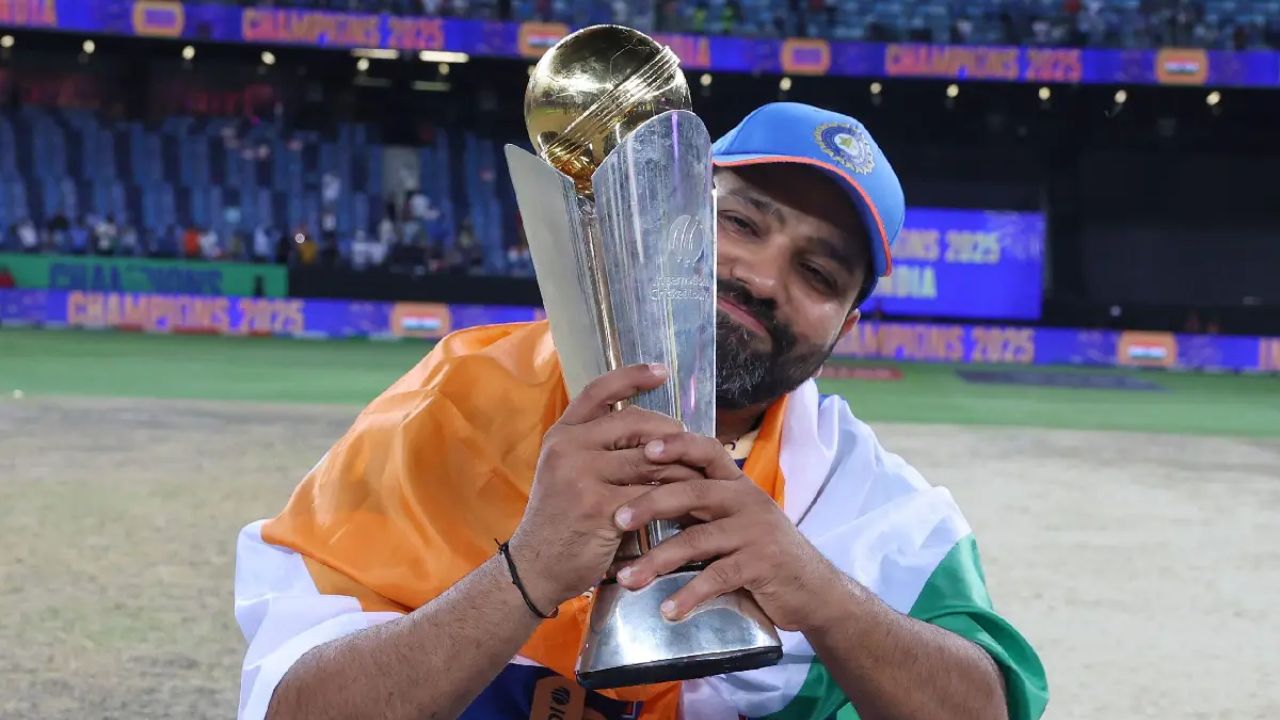प्रथम, आंतरराष्ट्रीय क्रिकेटमधील सर्वात यशस्वी कर्णधारांच्या रेकॉर्डवर एक नजर टाकूया ज्यांनी किमान १०० सामन्यांमध्ये नेतृत्व केले आहे. या यादीत रिकी पॉन्टिंग, स्टीव्ह वॉ आणि विराट कोहली सारखे दिग्गज कर्णधार आहेत, परंतु ते सर्व रोहित शर्मापेक्षा मागे आहेत. हो, रोहित शर्माचा आंतरराष्ट्रीय क्रिकेटमध्ये विजयाचा टक्का ७२.५ आहे, तर पॉन्टिंग ६७.९ सह दुसऱ्या, असगर अफगाण ६७.८ सह तिसऱ्या, स्टीव्ह वॉ ६६.३ सह चौथ्या, हँसी क्रोनिए ६६ सह पाचव्या आणि विराट कोहली ६३.४ टक्केसह सहाव्या स्थानावर आहे. फोटो सौजन्य - सोशल मिडिया
