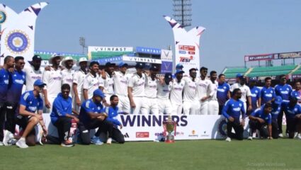 शुभमन गिलने मोडली एमएस धोनीची परंपरा? ​​India vs West Indies मालिका जिंकल्यानंतर त्याने कोणाला ट्रॉफी दिली…