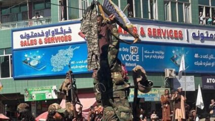 Pak-Afghan War : पाकिस्तानी सैन्य पॅन्ट सोडून गेले पळून ; अफगाणी सैन्यानी भरचौकात केला जल्लोष