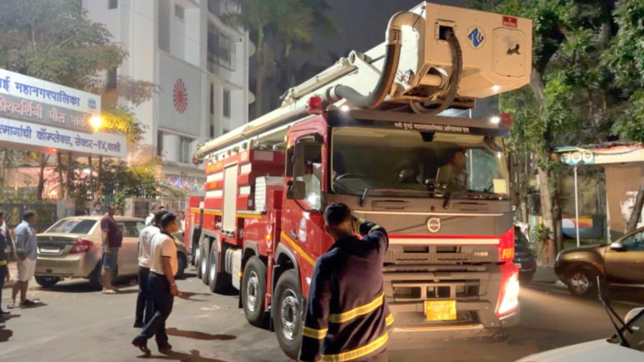 Navi Mumbai : वाहतूक कोंडीमुळे फायर ब्रिगेडच्या मार्गात अडचणी, आगीत 4 जणांचा बळी, जबाबदार कोण? Navi Mumbai : वाहतूक कोंडीमुळे फायर ब्रिगेडच्या मार्गात अडचणी, आगीत 4 जणांचा बळी, जबाबदार कोण?