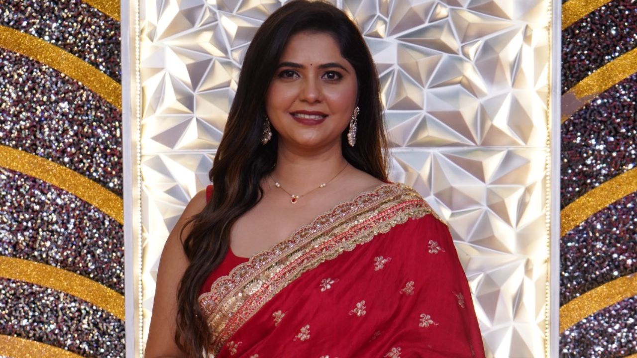 ‘तारिणी’, ‘पारू’, ‘कमळी’, 'सावळ्याची जणू सावली, वीण दोघांतली ही तुटेना', 'तुला जपणार आहे उत्साह ', 'लाखात एक आमचा दादा' आणि  'चला हवा येऊ द्या' या मालिकांतील कलाकारांनी आपापल्या अंदाजमध्ये रेड कार्पेटवर एंट्री घेतली.