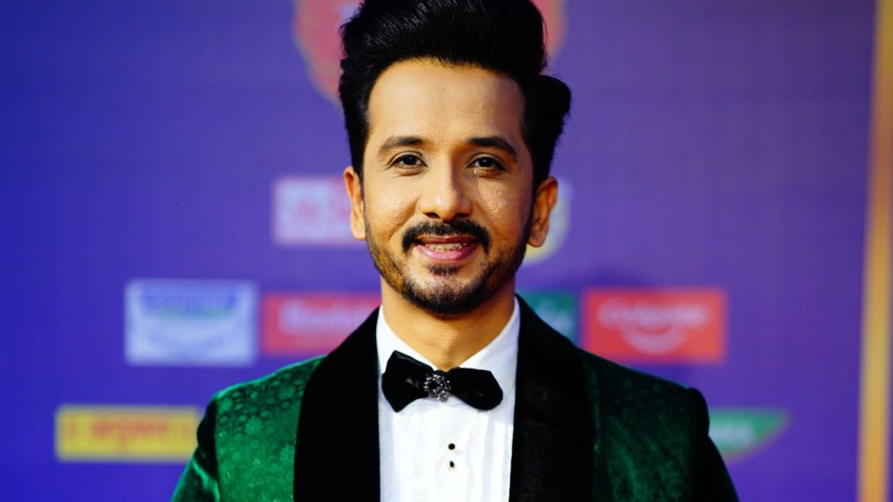 यंदाच्या रेड कार्पेटवर झी मराठीच्या जेष्ठ कलाकारांची उपस्थिती सर्वात भावनिक ठरली. राजवडे आजी, सुरू आजी, आप्पा , गाडे पाटील आजी, अन्नपूर्णा आजी, अशा अनुभवी चेहऱ्यांनी वातावरणात एक वेगळीच मज्जा आणली. 