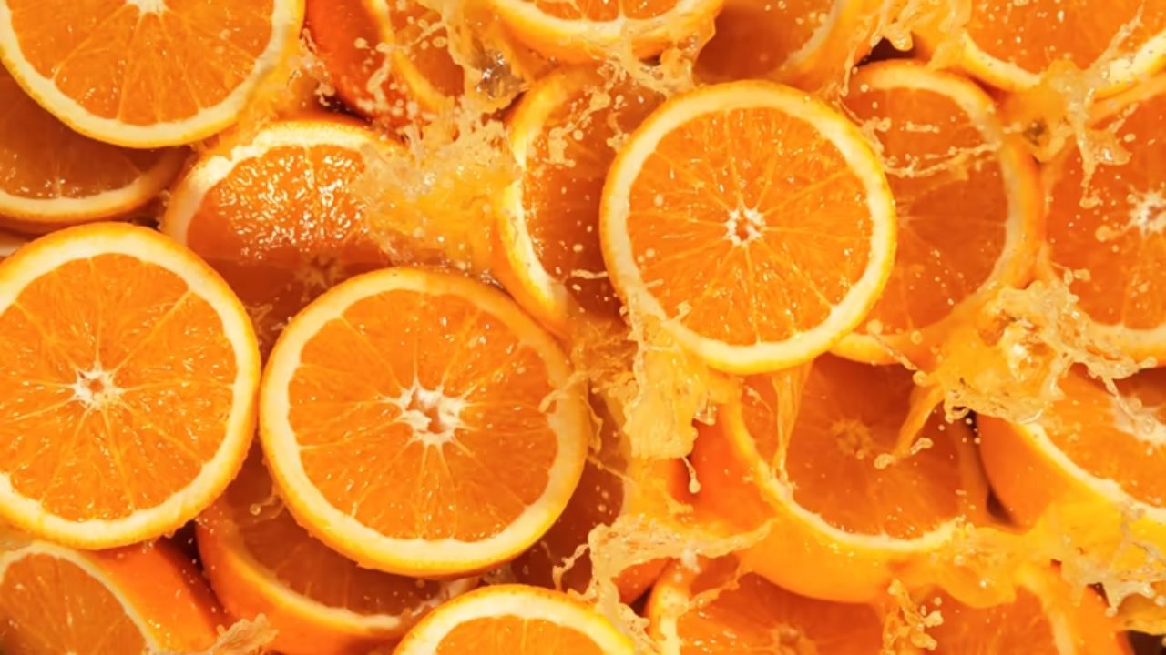 संत्रीमध्ये फायबर, पोटॅशियम, विटामिन सी आणि कोलीन इत्यादी अनेक गुणधर्म आढळून येतात. हे सर्व घटक हृदयाच्या आरोग्यासाठी अत्यंत महत्वाचे आहेत. फायबर युक्त पदार्थांचे सेवन केल्यामुळे पचनक्रिया निरोगी राहते. 